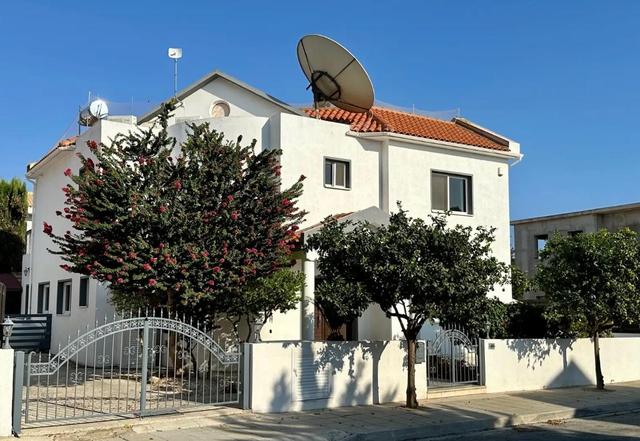 3-bedroom house in Larnaca №152085: https://dom.com.cy/en/catalog/rent/152085/ (dom.com.cy)