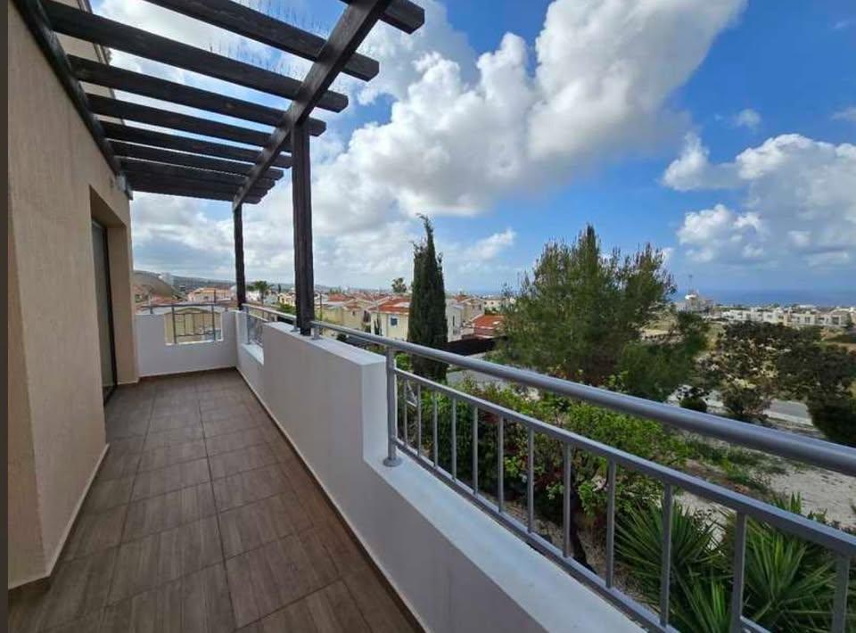 3 beds 3 baths House: https://www.facebook.com/marketplace/item/1404996100746570 (www.facebook.com)