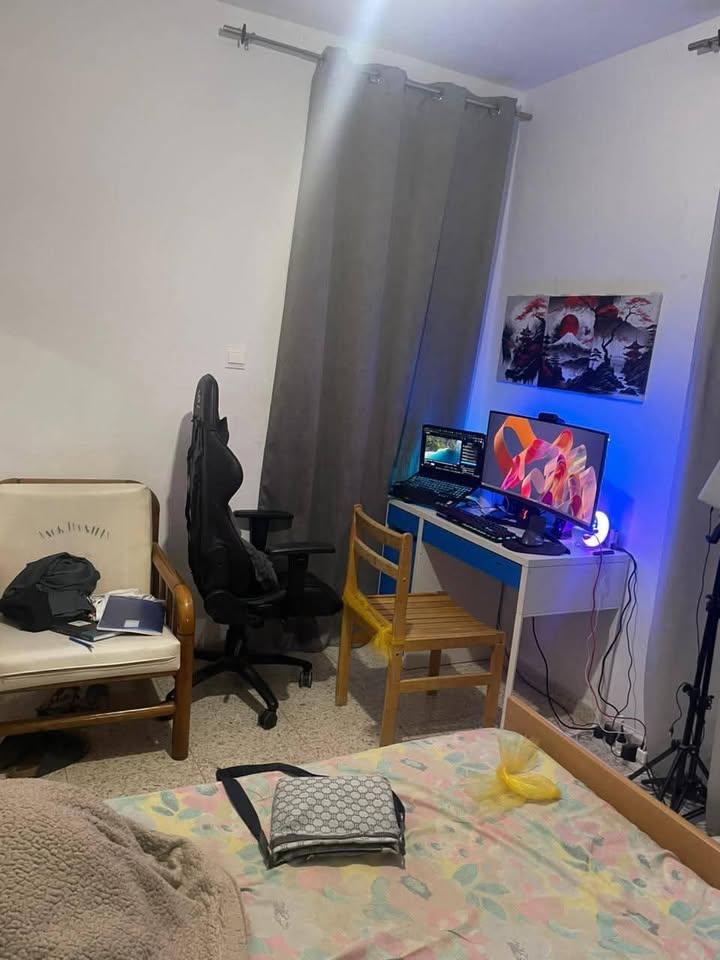 Room for rent: https://www.facebook.com/marketplace/item/4130601597263173 (www.facebook.com)