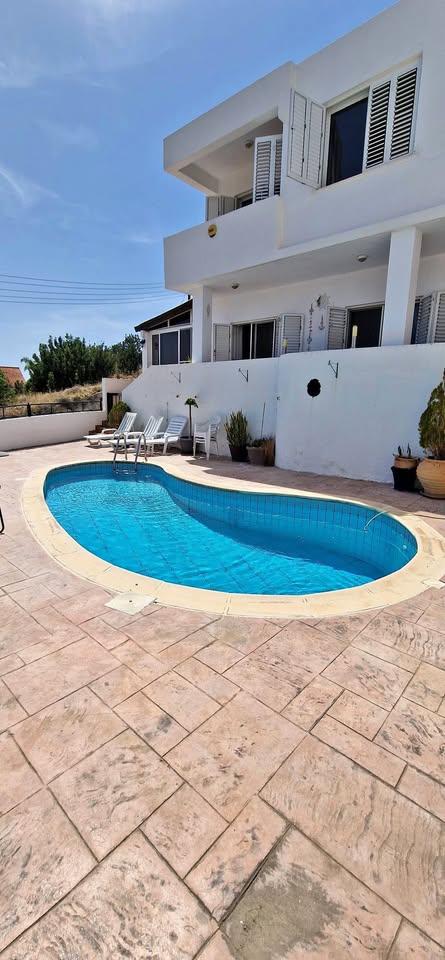 Large townhouse with centralheating in Peyia: https://www.facebook.com/marketplace/item/1235320814914526 (www.facebook.com)