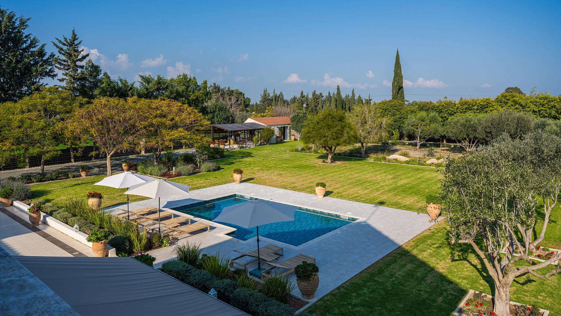 6-bedroom villa in Larnaca № 153177: https://dom.com.cy/en/catalog/sale/153177/ (dom.com.cy)