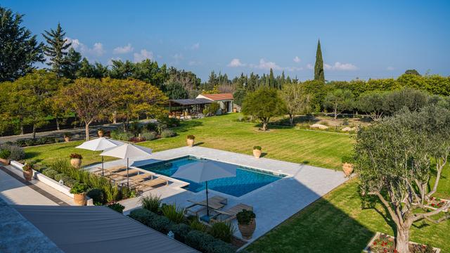 6-bedroom villa in Larnaca № 153177: https://dom.com.cy/en/catalog/sale/153177/ (dom.com.cy)