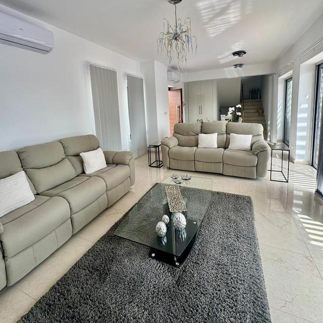 7-bedroom villa in Paphos № 153395: https://dom.com.cy/en/catalog/sale/153395/ (dom.com.cy)