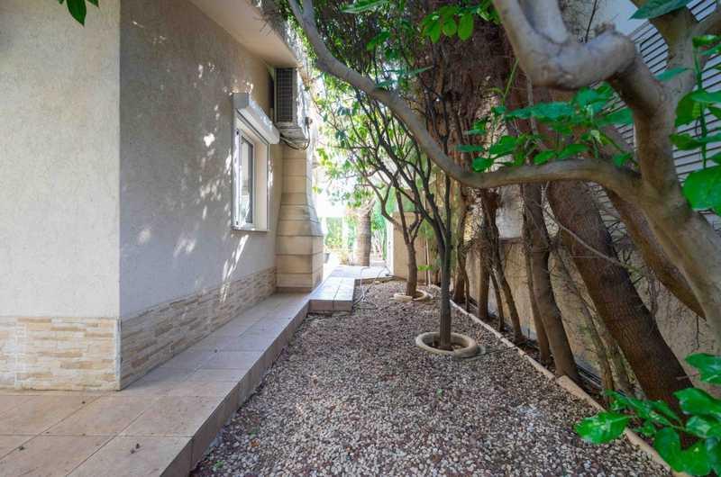 4-bedroom villa for sale: https://www.bazaraki.com/adv/5793706_4-bedroom-villa-for-sale (www.bazaraki.com)