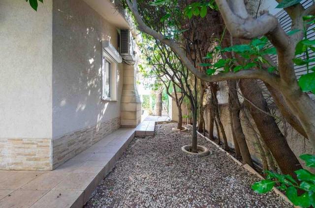 4-bedroom villa for sale: https://www.bazaraki.com/adv/5793706_4-bedroom-villa-for-sale (www.bazaraki.com)