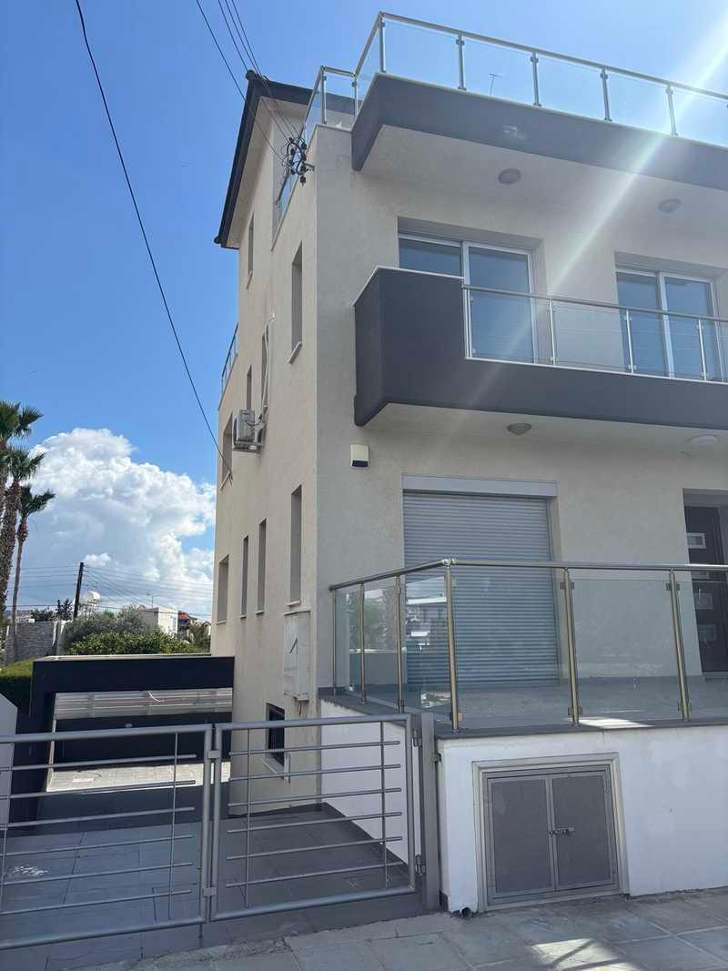 4-bedroom semi-detached to rent: https://www.bazaraki.com/adv/5799567_4-bedroom-semi-detached-to-rent (www.bazaraki.com)