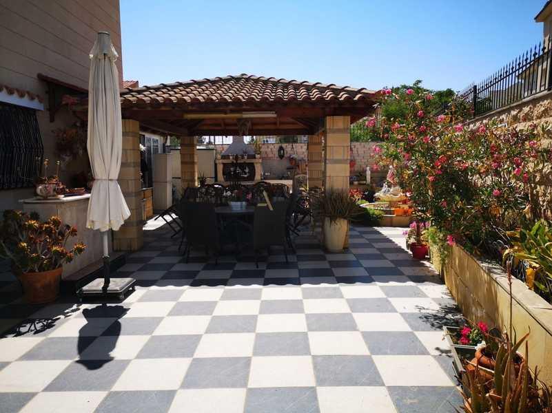 6-bedroom villa for sale: https://www.bazaraki.com/adv/5791287_6-bedroom-villa-for-sale (www.bazaraki.com)