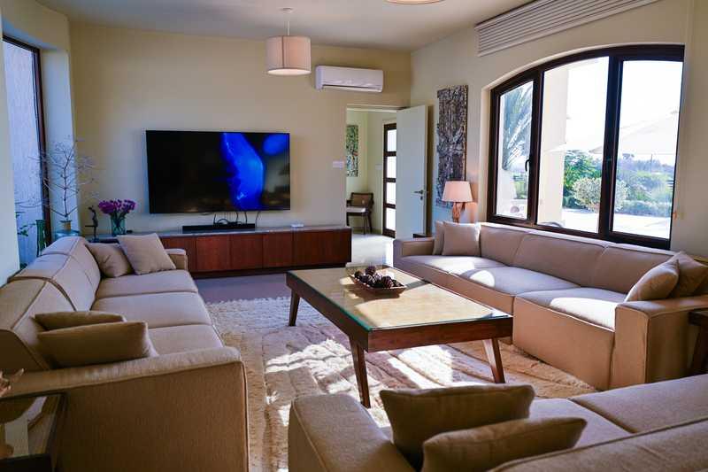 6-bedroom villa for sale: https://www.bazaraki.com/adv/5795687_6-bedroom-villa-for-sale (www.bazaraki.com)