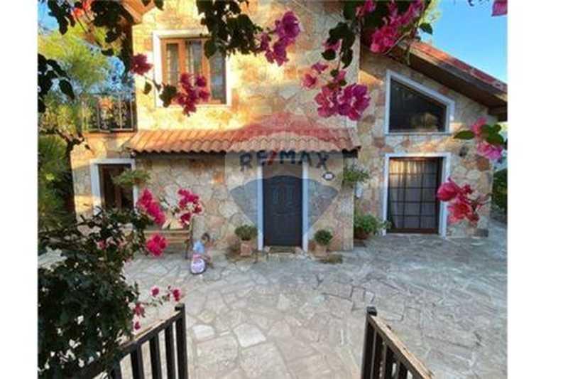 4-bedroom villa for sale: https://www.bazaraki.com/adv/5797868_4-bedroom-villa-for-sale (www.bazaraki.com)