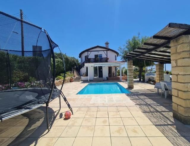 6-bedroom villa in Paphos № 153166: https://dom.com.cy/en/catalog/sale/153166/ (dom.com.cy)