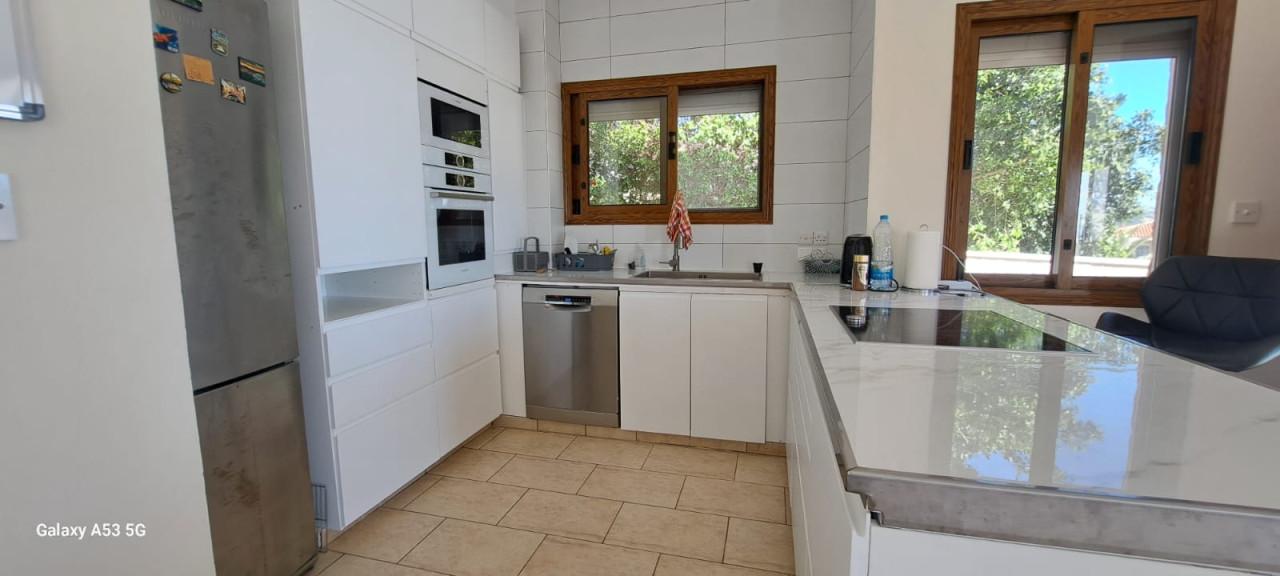 3-bedroom house in Paphos №153662: https://dom.com.cy/en/catalog/rent/153662/ (dom.com.cy)