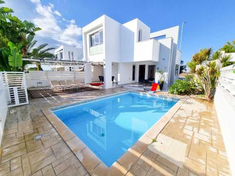 Beach villa with private pool and bbq: https://www.bazaraki.com/adv/5786288_beach-villa-with-private-pool-and-bbq (www.bazaraki.com)