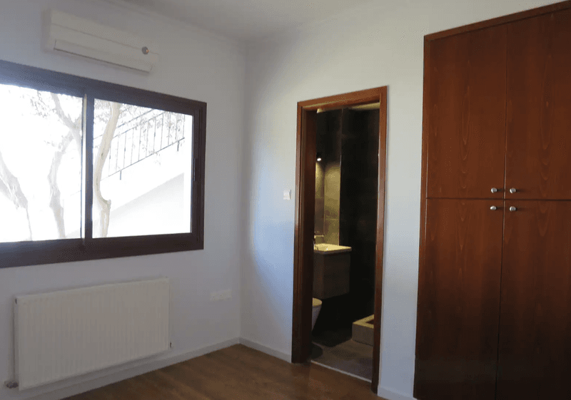 5-bedroom villa for sale: https://www.bazaraki.com/adv/5797055_5-bedroom-villa-for-sale (www.bazaraki.com)