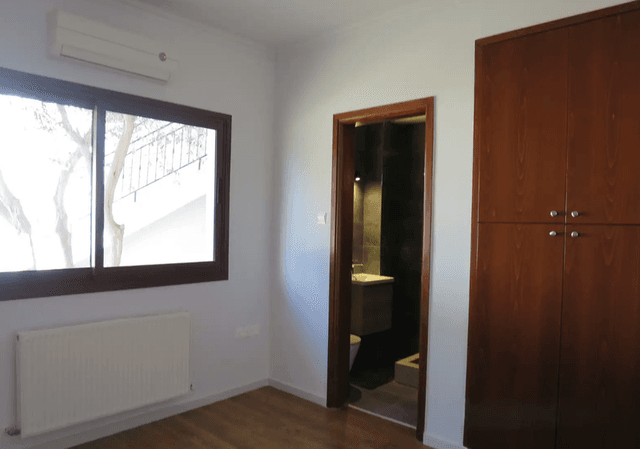5-bedroom villa for sale: https://www.bazaraki.com/adv/5797055_5-bedroom-villa-for-sale (www.bazaraki.com)