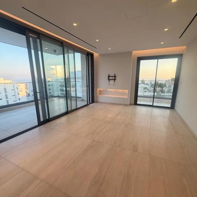 3-bedroom penthouse in Limassol №152796: https://dom.com.cy/en/catalog/rent/152796/ (dom.com.cy)