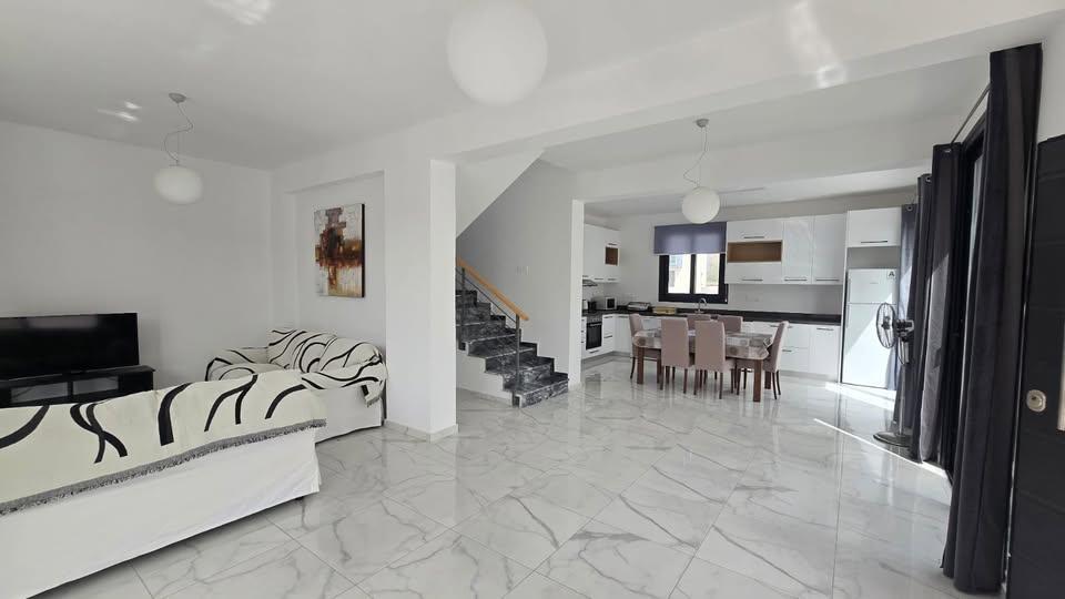 3 Beds 2.5 Baths House: https://www.facebook.com/marketplace/item/698778139256348 (www.facebook.com)