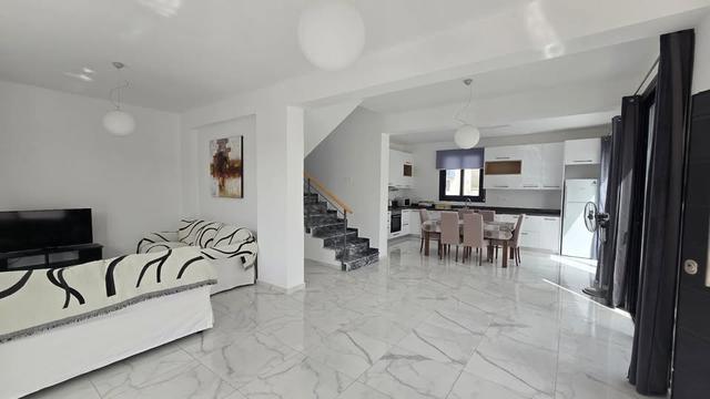 3 Beds 2.5 Baths House: https://www.facebook.com/marketplace/item/698778139256348 (www.facebook.com)