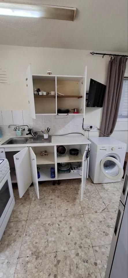 Studio: https://www.facebook.com/marketplace/item/987787830180102 (www.facebook.com)