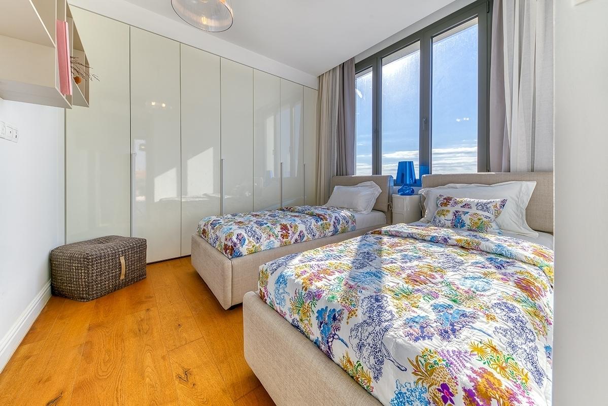 4-bedroom penthouse in Limassol №150196: https://dom.com.cy/en/catalog/rent/150196/ (dom.com.cy)