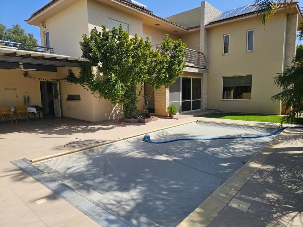 4 Bedroom Detached House For Sale: https://www.zyprus.com/property/24554/4-bedrooms-house-detached-house-in-agios-athanasios-limassol (www.zyprus.com)