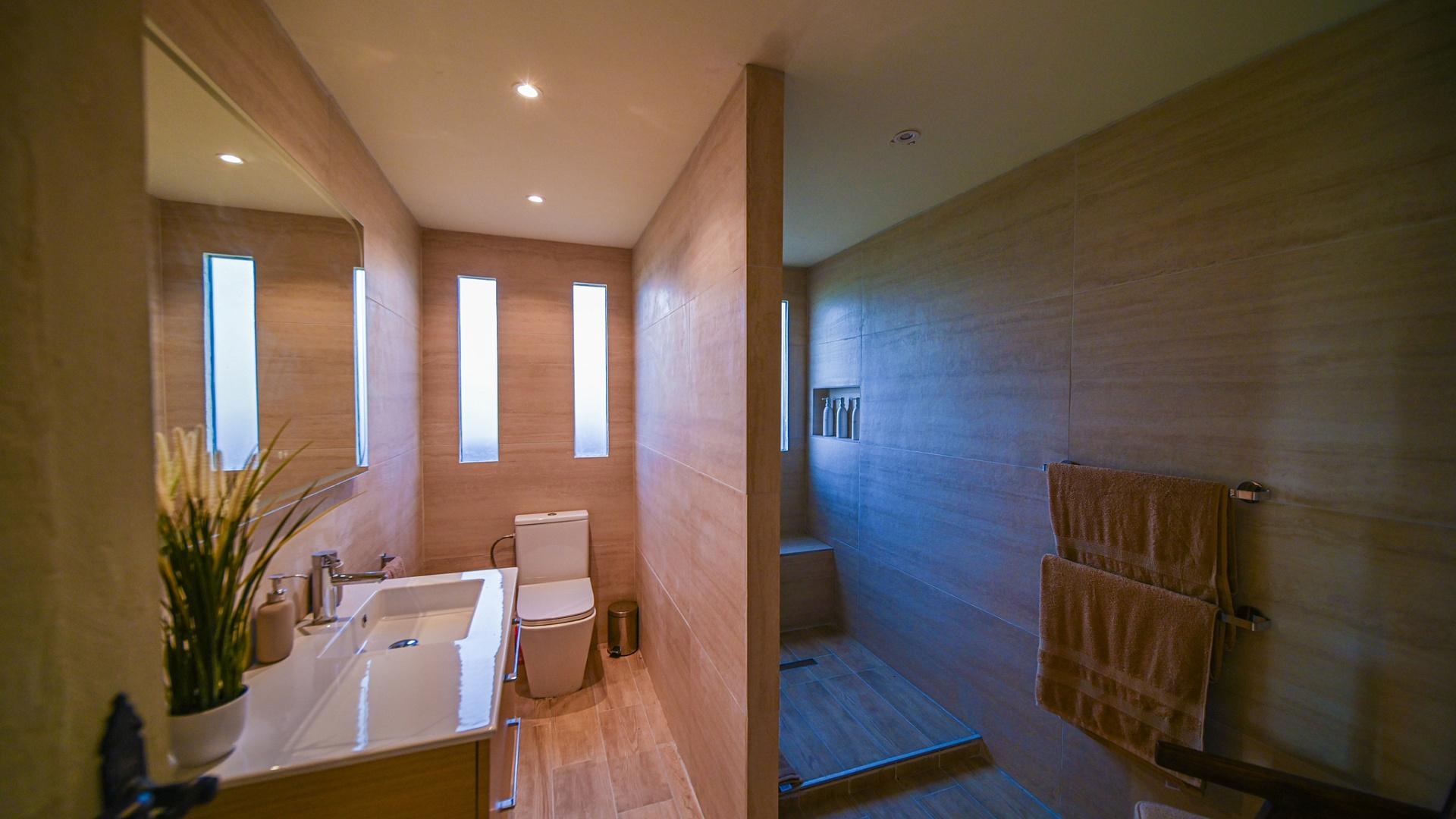 6-bedroom villa in Larnaca № 153177: https://dom.com.cy/en/catalog/sale/153177/ (dom.com.cy)