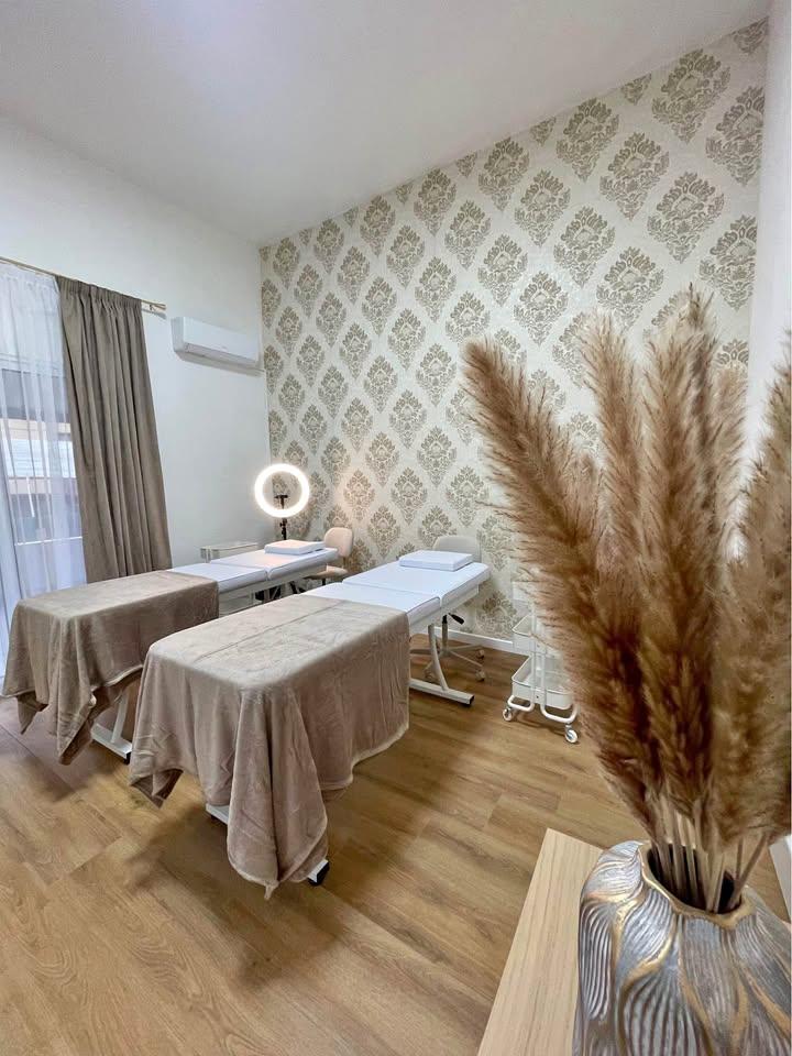 Beauty space for rent: https://www.facebook.com/marketplace/item/468113193024620 (www.facebook.com)