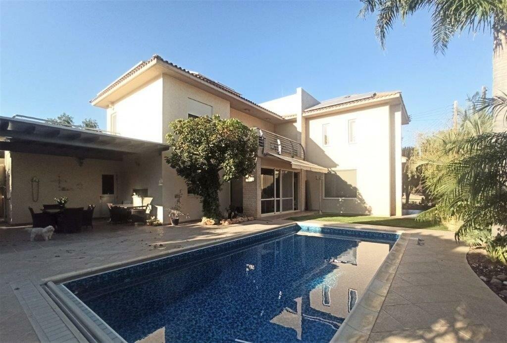 4 Bedroom Detached House For Sale: https://www.zyprus.com/property/24554/4-bedrooms-house-detached-house-in-agios-athanasios-limassol (www.zyprus.com)