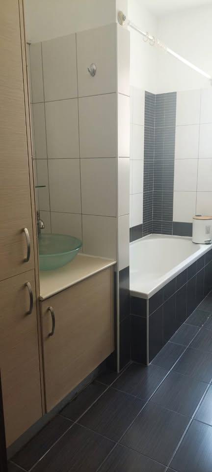 3 Beds 1 Bath Apartment/condo: https://www.facebook.com/marketplace/item/1193185722031928 (www.facebook.com)