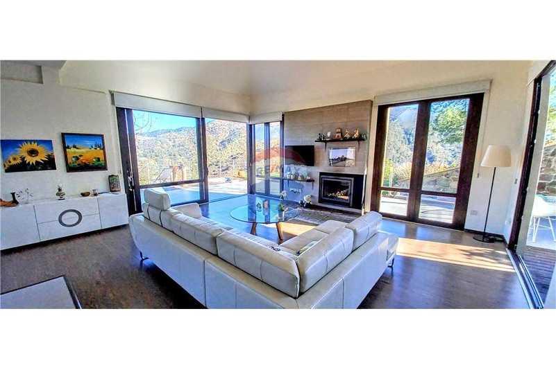 5-bedroom villa for sale: https://www.bazaraki.com/adv/5797854_5-bedroom-villa-for-sale (www.bazaraki.com)