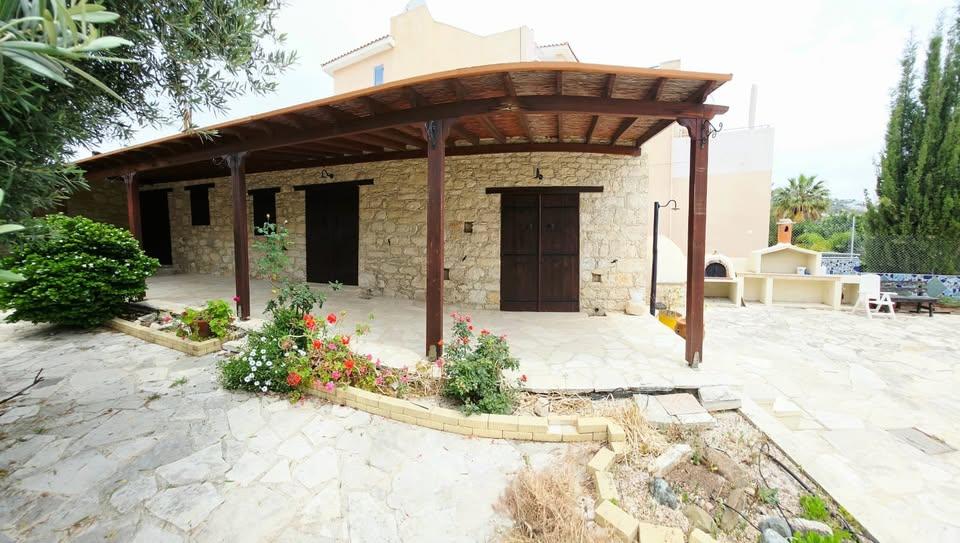 2 Beds 1 Bath House: https://www.facebook.com/marketplace/item/1856477321804539 (www.facebook.com)