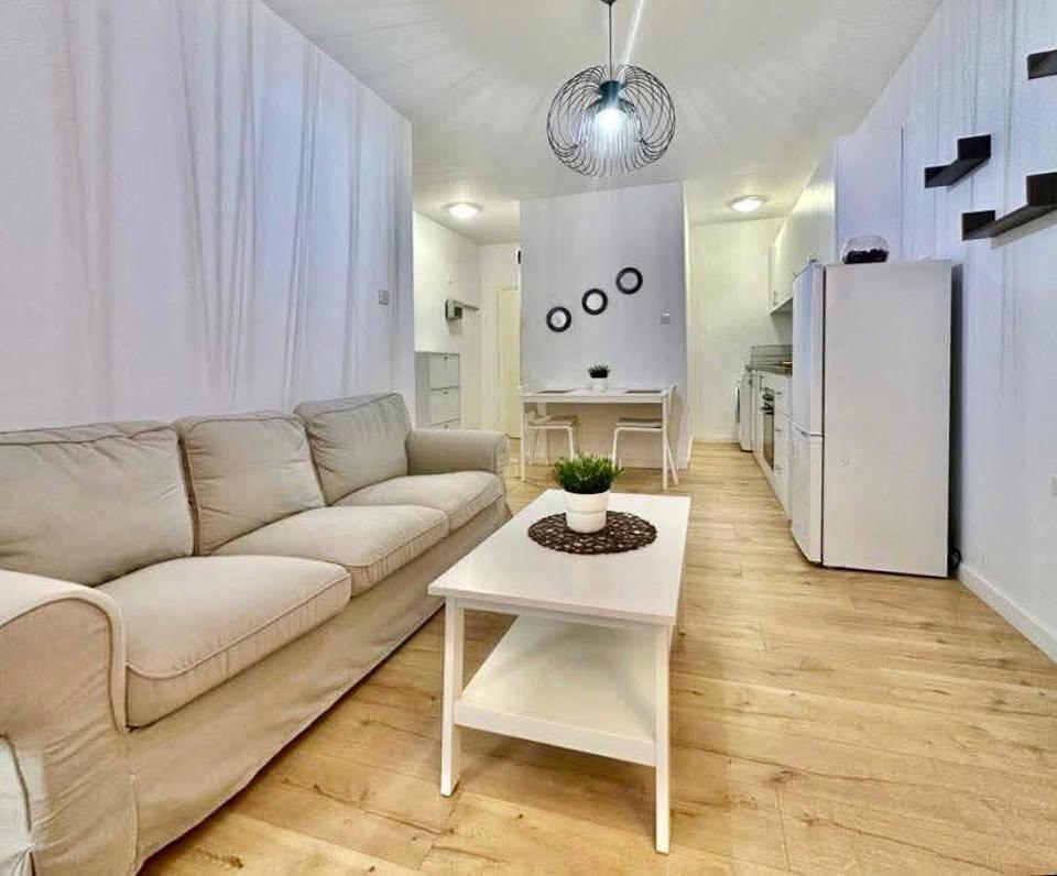ID: R 35520 BEAUTIFUL 1 BEDROOM APARTMENT IN LIMASSOL AGIA ZONI AREA. 

This modern one-bedroom apar: https://www.facebook.com/marketplace/item/577381612058789 (www.facebook.com)