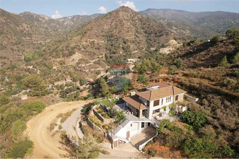 5-bedroom villa for sale: https://www.bazaraki.com/adv/5797854_5-bedroom-villa-for-sale (www.bazaraki.com)