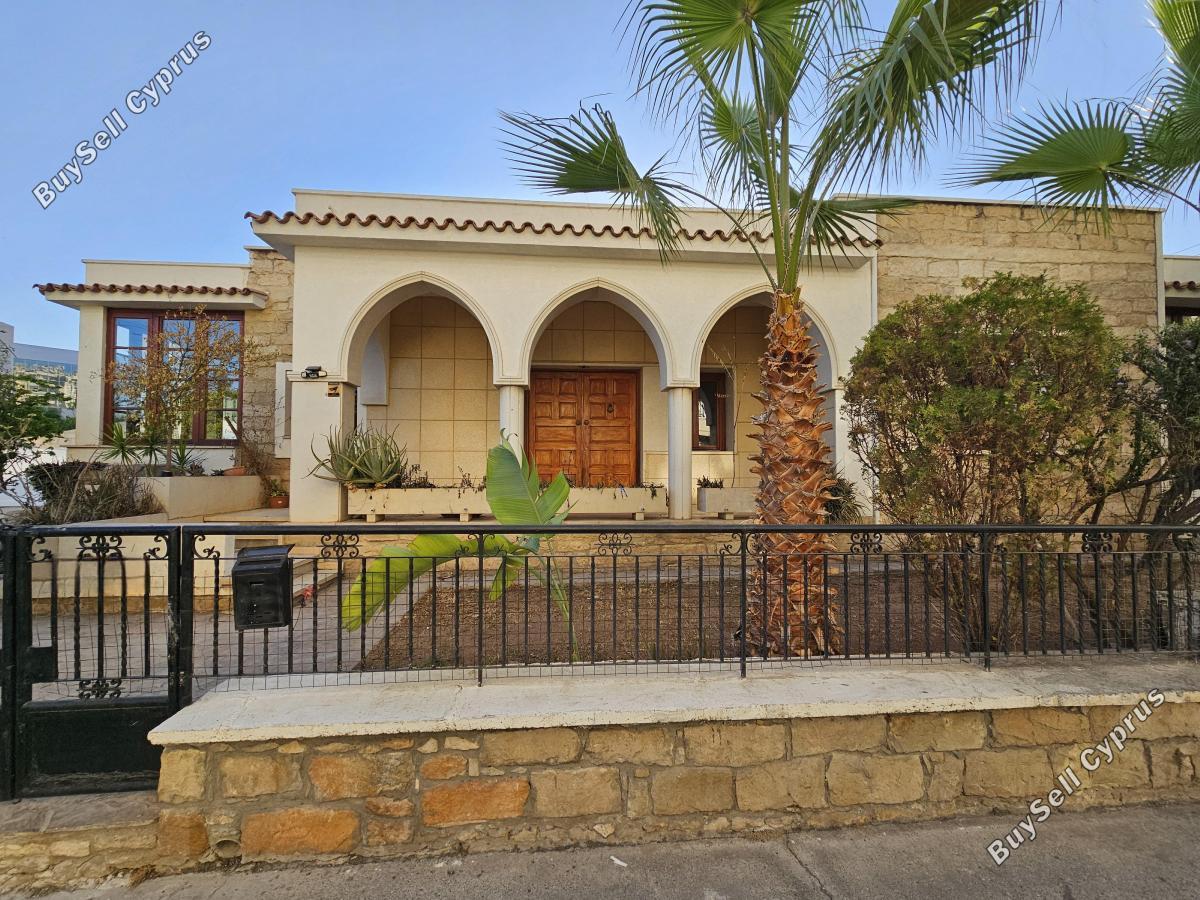 Office to rent in Agia Zoni, Limassol: https://www.buysellcyprus.com/property-for-rent/limassol/agia-zoni/office-to-rent-agia-zoni-limassol-1794380.html (www.buysellcyprus.com)
