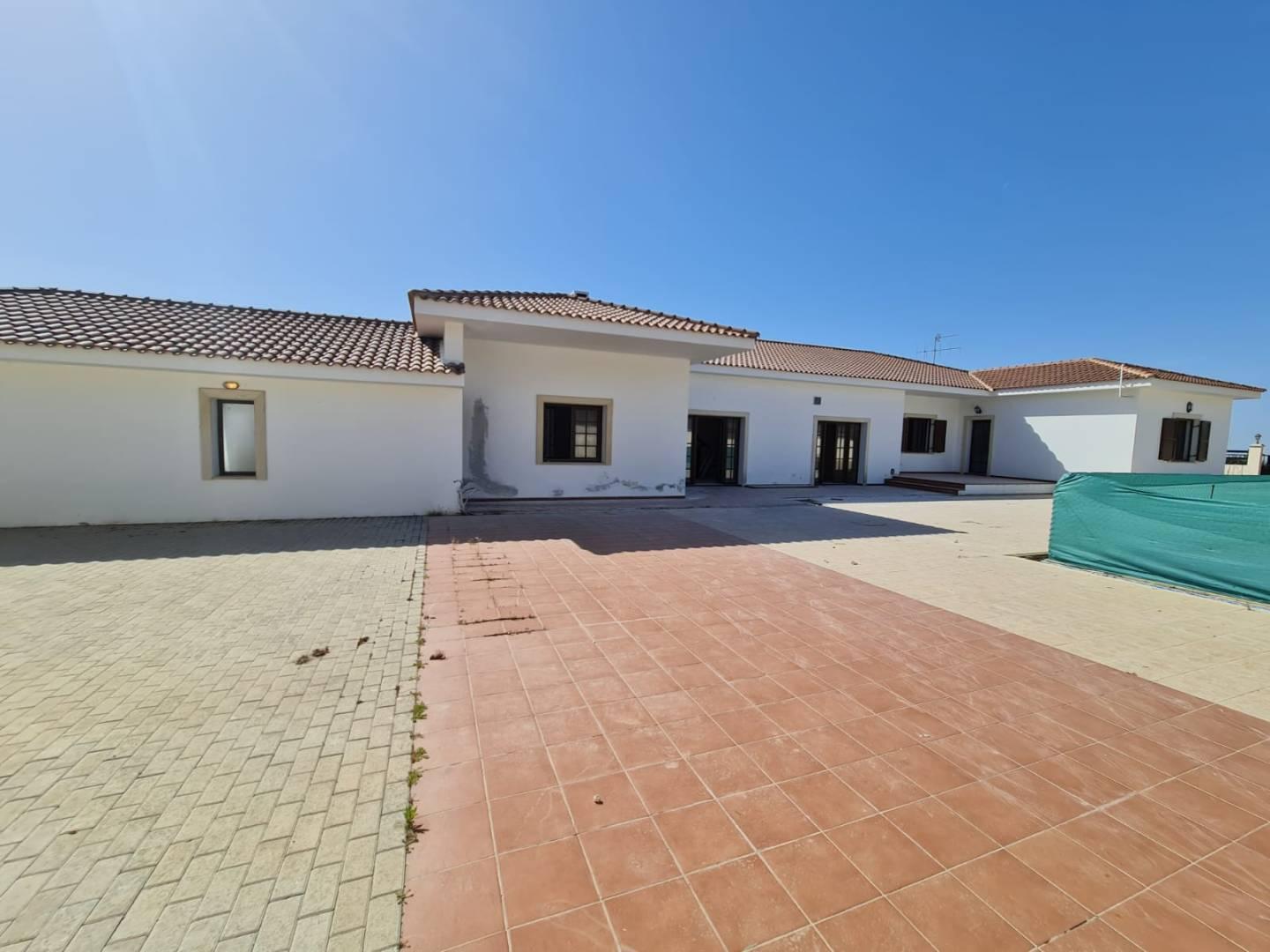 5-bedroom villa in Larnaca № 153151: https://dom.com.cy/en/catalog/sale/153151/ (dom.com.cy)