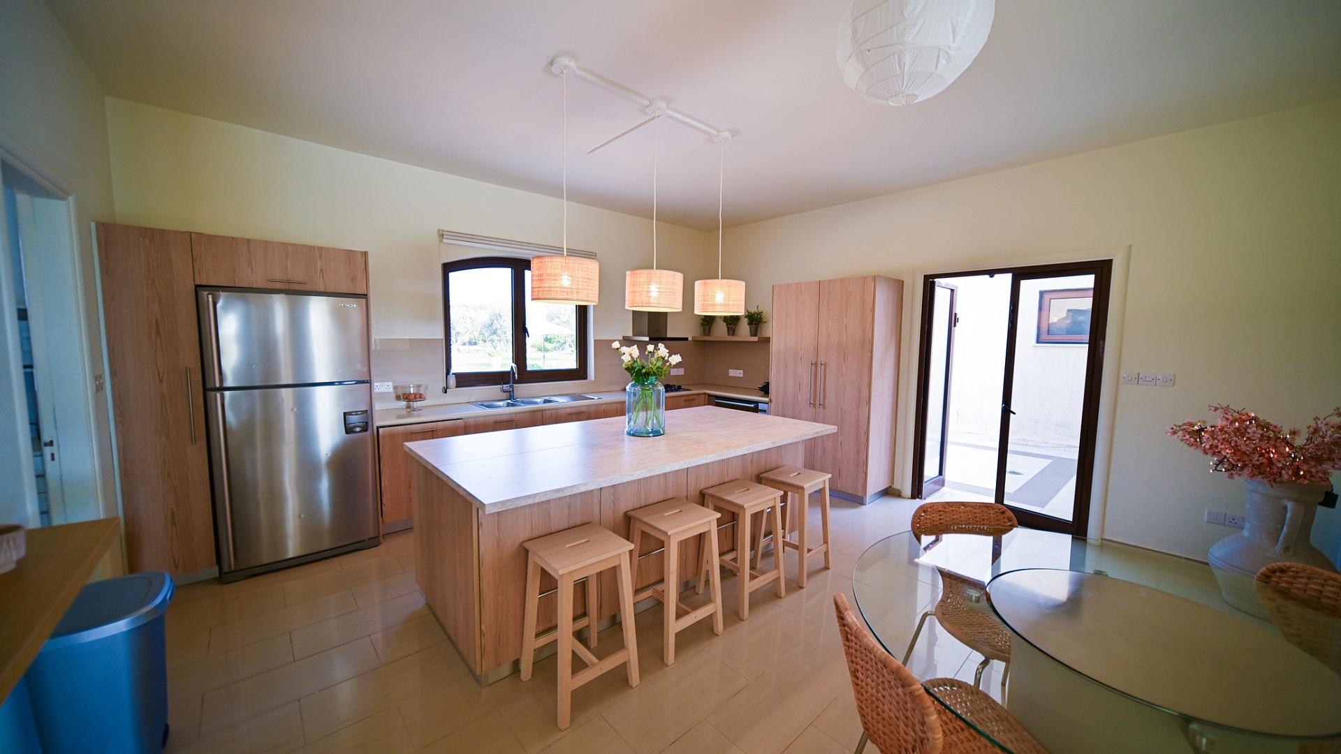 6-bedroom villa in Larnaca № 153177: https://dom.com.cy/en/catalog/sale/153177/ (dom.com.cy)