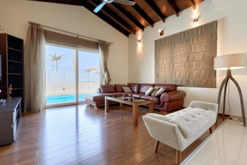 6-bedroom villa for sale: https://www.bazaraki.com/adv/5792775_6-bedroom-villa-for-sale (www.bazaraki.com)