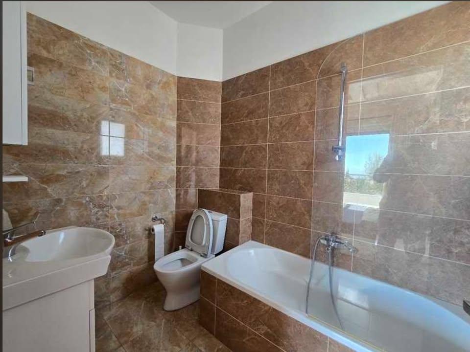 3 beds 3 baths House: https://www.facebook.com/marketplace/item/1404996100746570 (www.facebook.com)