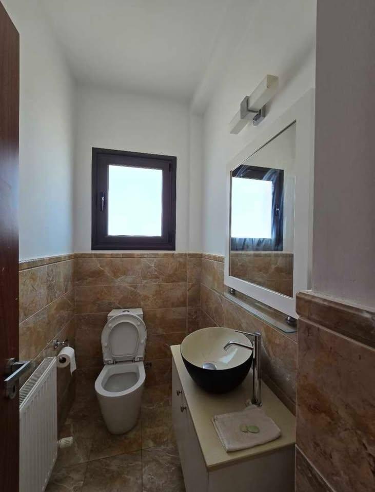 3 beds 3 baths House: https://www.facebook.com/marketplace/item/1404996100746570 (www.facebook.com)