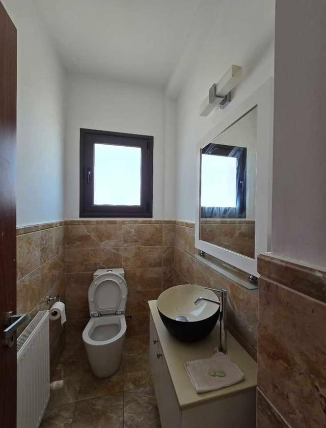 3 beds 3 baths House: https://www.facebook.com/marketplace/item/1404996100746570 (www.facebook.com)