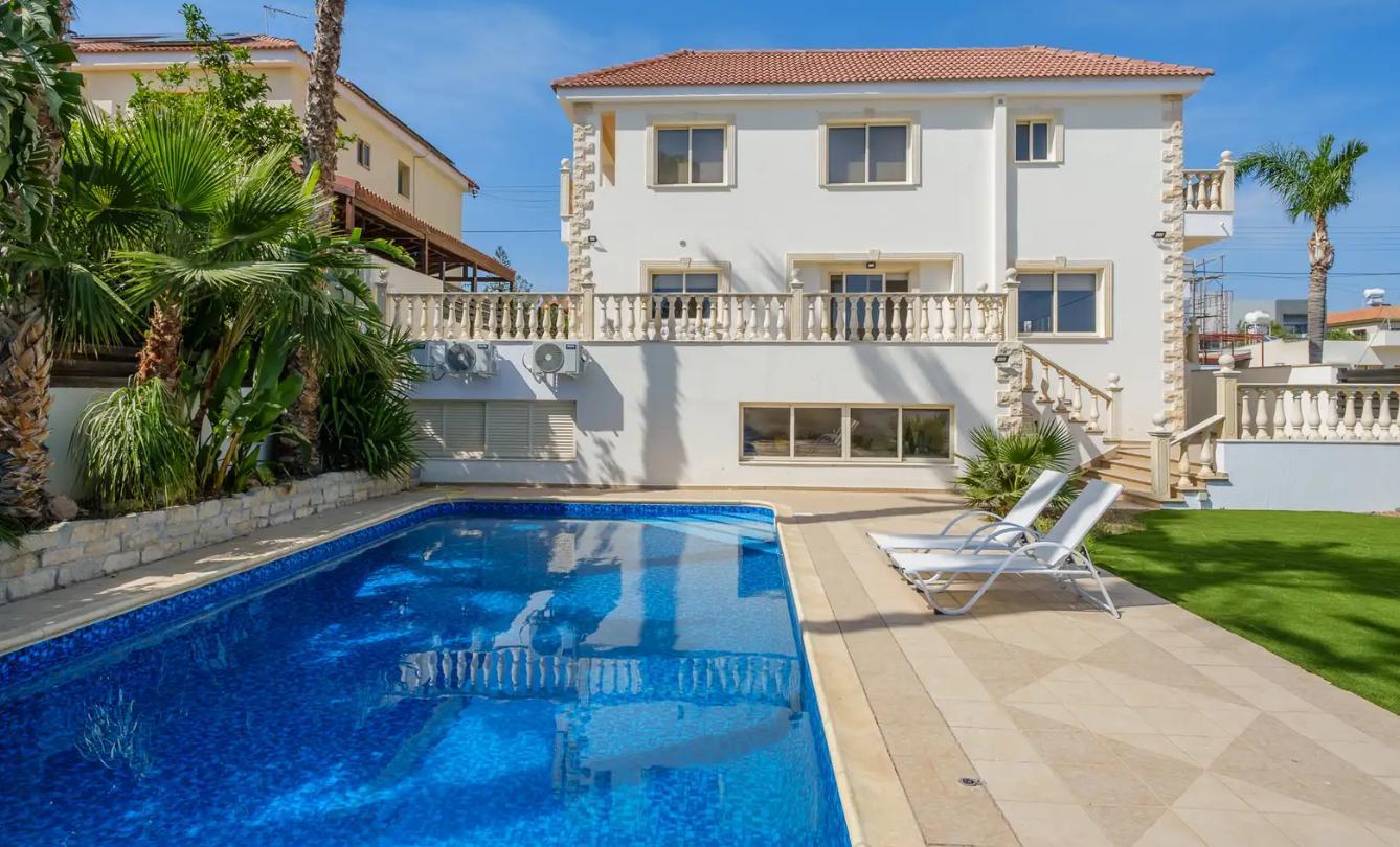 4-bedroom villa in Limassol №153448: https://dom.com.cy/en/catalog/rent/153448/ (dom.com.cy)