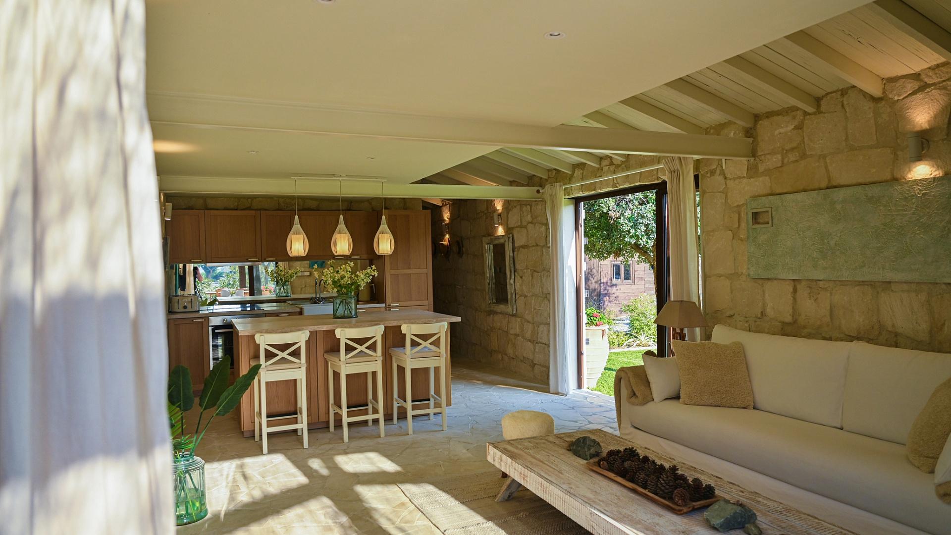6-bedroom villa in Larnaca № 153177: https://dom.com.cy/en/catalog/sale/153177/ (dom.com.cy)