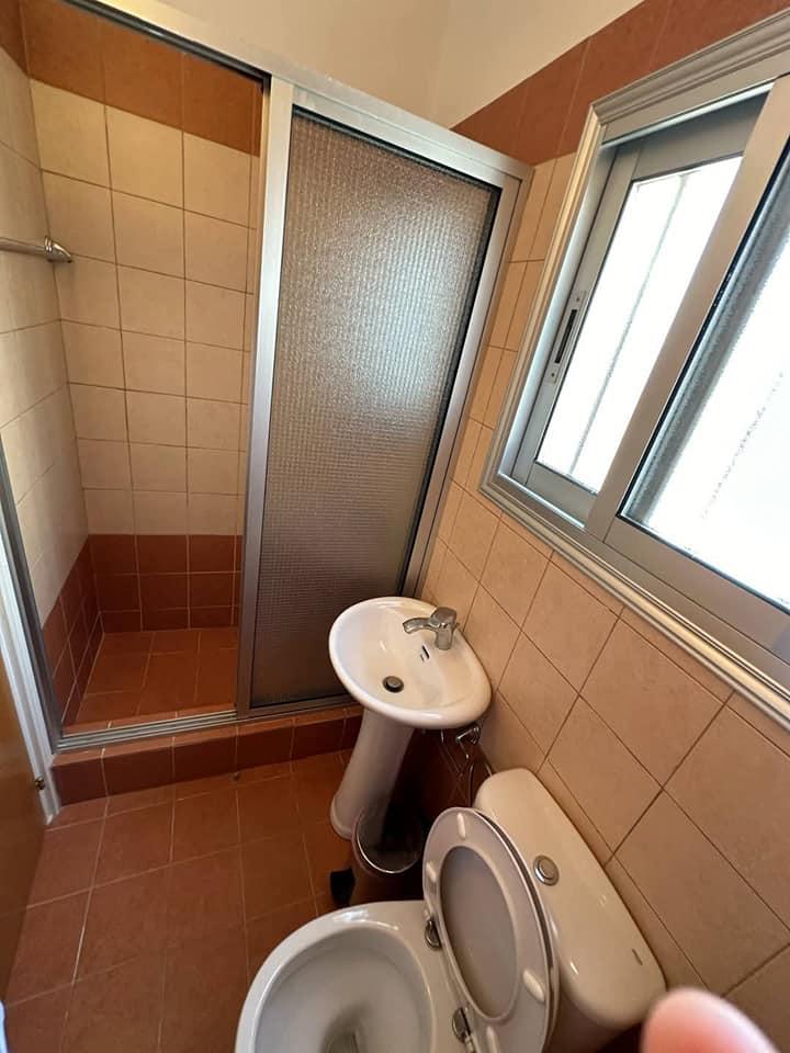 House for rent
1400 negotiable 
1 deposite 
In Episkopi 
3 bedrooms 1 open kitchen big baranda sea g: https://www.facebook.com/marketplace/item/1070942791624263 (www.facebook.com)