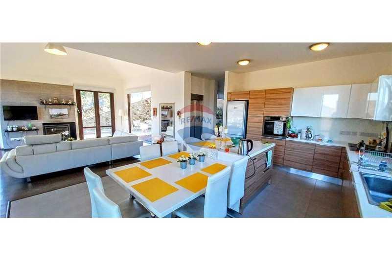 5-bedroom villa for sale: https://www.bazaraki.com/adv/5797854_5-bedroom-villa-for-sale (www.bazaraki.com)