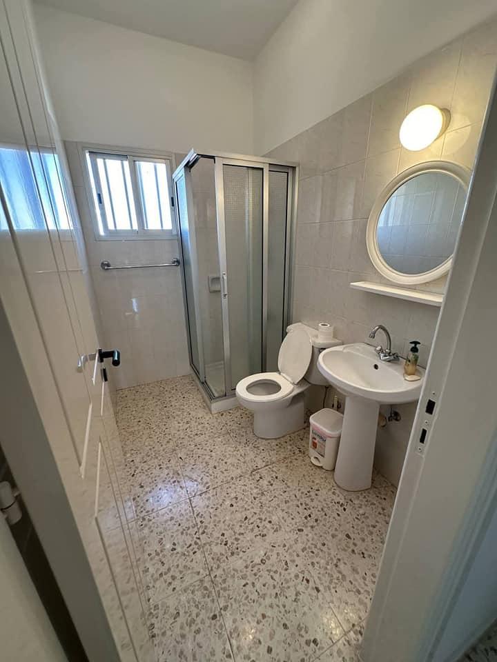 House for rent
1400 negotiable 
1 deposite 
In Episkopi 
3 bedrooms 1 open kitchen big baranda sea g: https://www.facebook.com/marketplace/item/1070942791624263 (www.facebook.com)