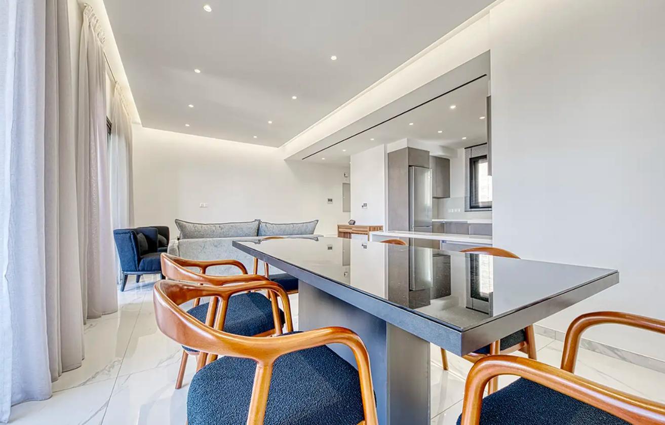 3-bedroom penthouse in Limassol №152662: https://dom.com.cy/en/catalog/rent/152662/ (dom.com.cy)