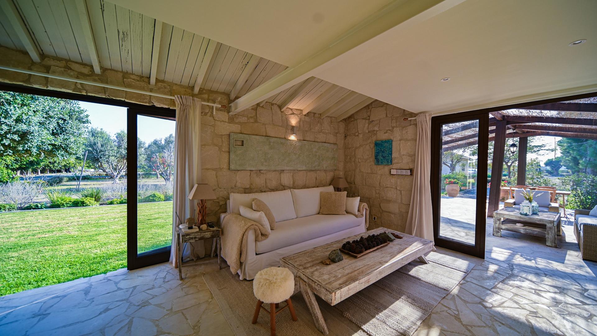 6-bedroom villa in Larnaca № 153177: https://dom.com.cy/en/catalog/sale/153177/ (dom.com.cy)