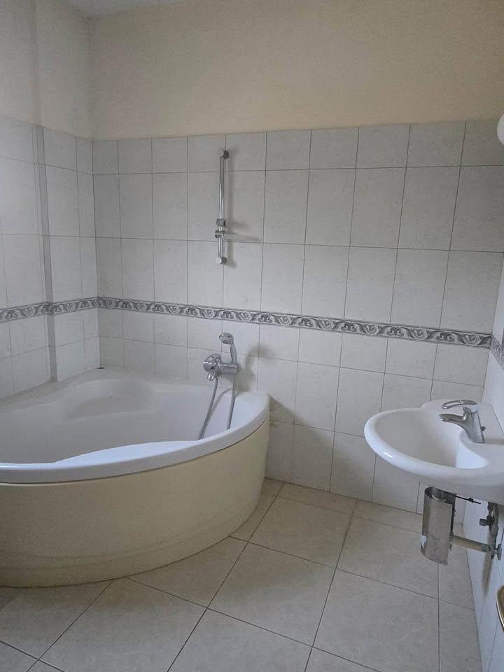 Very nice house: https://www.facebook.com/marketplace/item/2953012831546238 (www.facebook.com)