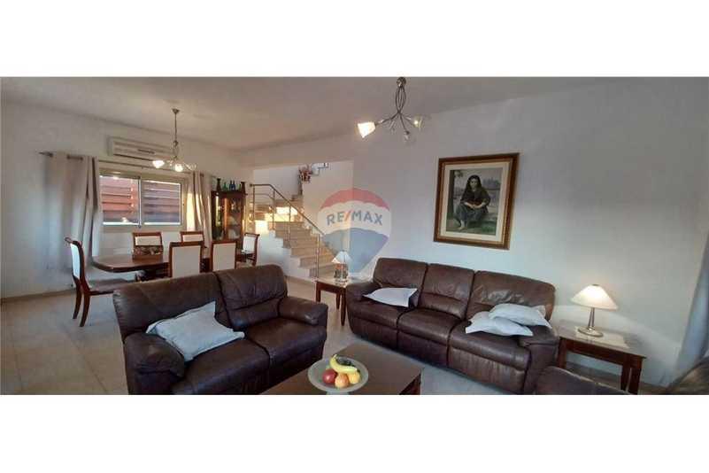 3-bedroom villa for sale: https://www.bazaraki.com/adv/5797862_3-bedroom-villa-for-sale (www.bazaraki.com)