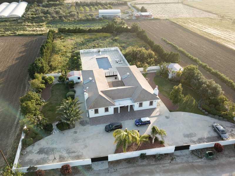 5-bedroom villa to rent: https://www.bazaraki.com/adv/5759486_5-bedroom-villa-to-rent (www.bazaraki.com)