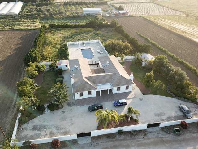 5-bedroom villa to rent: https://www.bazaraki.com/adv/5759486_5-bedroom-villa-to-rent (www.bazaraki.com)